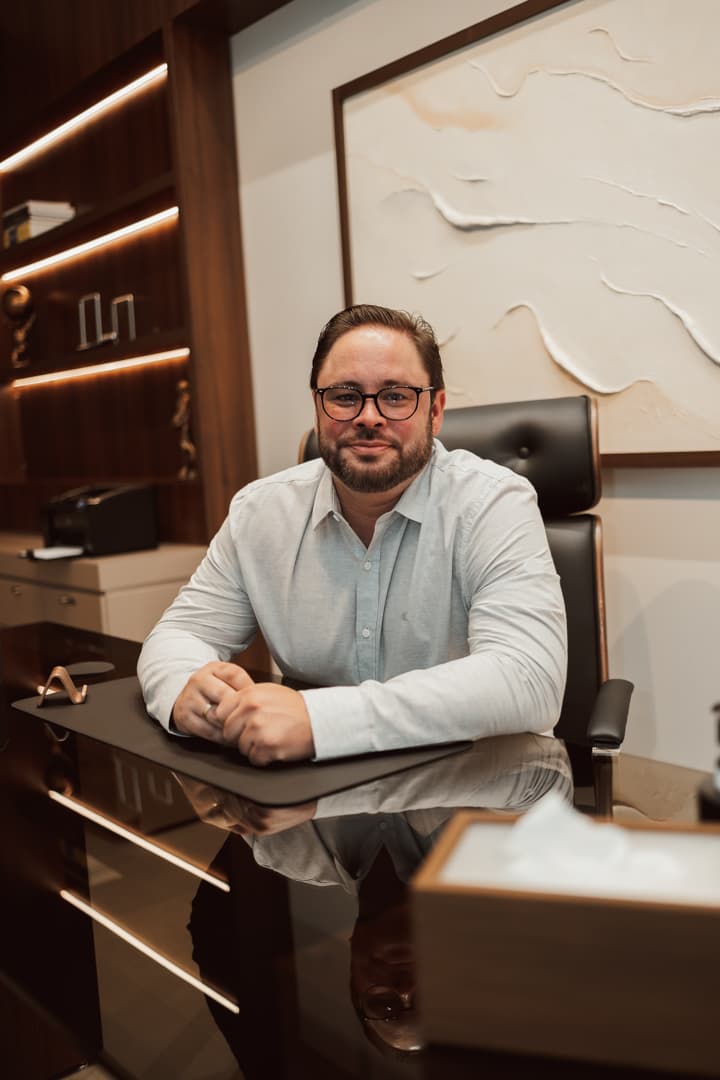 Dr. Thiago Barcellos em seu consultório