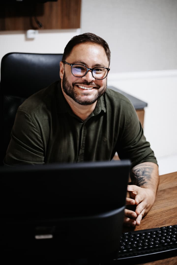 Dr. Thiago Barcellos em atendimento no consultório